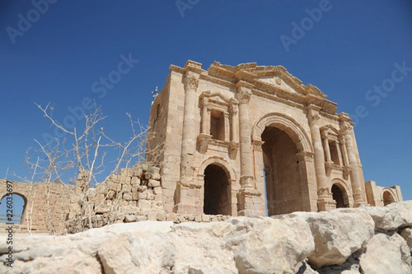 Obraz The ruined city of Jerash is Jordan's largest and most interesting Roman site, and a major tourist drawcard. Its imposing ceremonial gates, colonnaded avenues, temples and theatres 