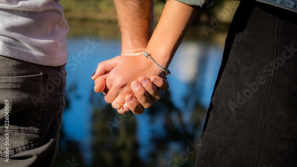 Fototapeta couple holding hands