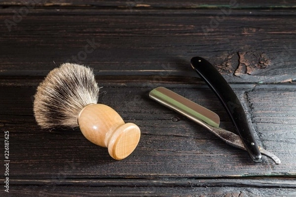Obraz Straight razor and shaving brush on a luxury wooden background
