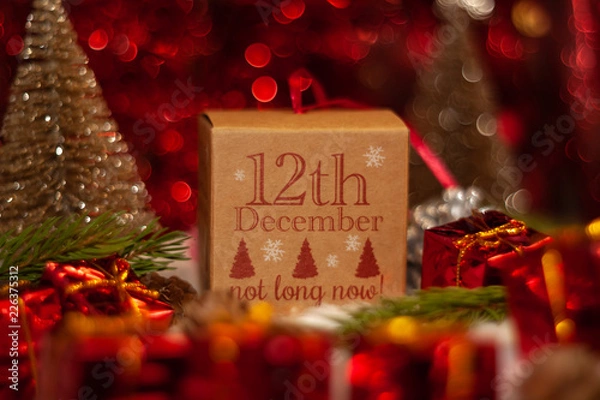 Obraz 12. Dezember Geschenkbox Weihnachtskalender mit kleinen Geschenkboxen für Adventszeit