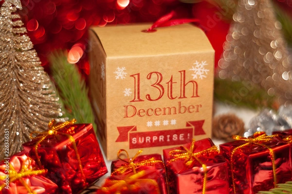 Obraz 13. Dezember im Advent Weihnachtskalender mit kleinen roten Geschenkboxen für Adventszeit