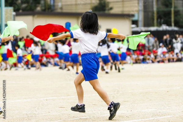 Fototapeta 運動会で踊る小学生