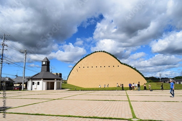 Fototapeta 建物　日本　モザイクタイルミュージアム　空　土壁