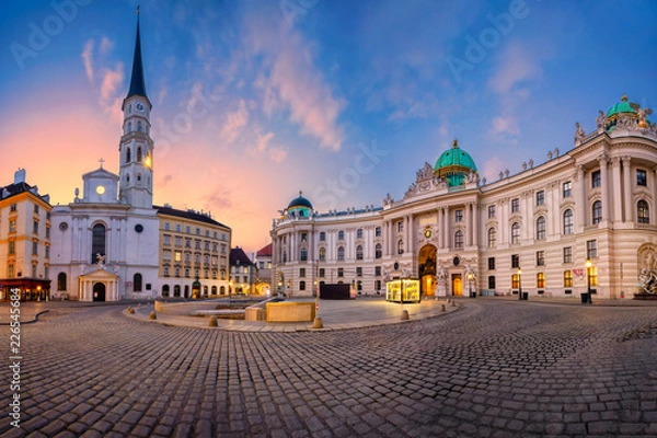 Fototapeta Wiedeń, Austria. Obraz miasta Wiedeń, Austria z kościołem św. Michała i znajduje się na placu św. Michała podczas wschodu słońca.