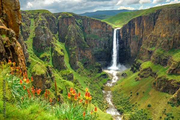 Obraz Maletsunyane Falls w Lesotho Africa. Najpiękniejszy wodospad na świecie. Zielony malowniczy krajobraz z niesamowitymi wodospadami wpadającymi do rzeki w kanionach. Panoramiczne widoki na wielkie wodospady.