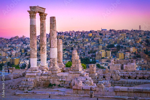 Obraz Amman, Jordania to rzymskie ruiny pośrodku parku starożytnej cytadeli w centrum miasta. Zachód słońca na Skyline Ammanu i starym mieście z ładnym widokiem na historyczną stolicę Jordanii.