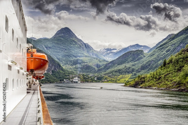 Obraz Blick auf den Geirangerfjord und der Ort Geiranger