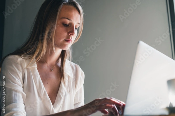 Fototapeta businesswoman working on laptop