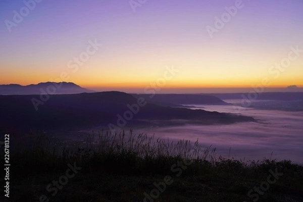 Obraz 日の出前の雲海と阿蘇山の風景