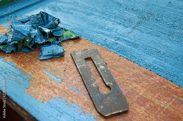 Obraz renovation furniture - removing blue painting with spatula