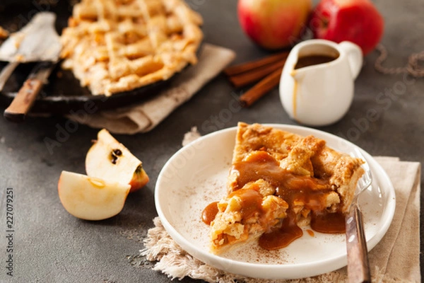Fototapeta Slice of freshly baked apple pie with caramel sauce and cinnamon