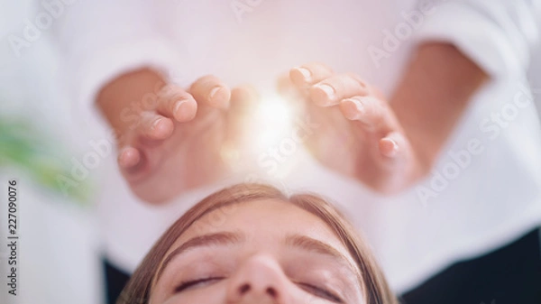 Fototapeta Zamknij Się Z Relaxed Młoda Kobieta Mająca Leczenie Reiki Healing