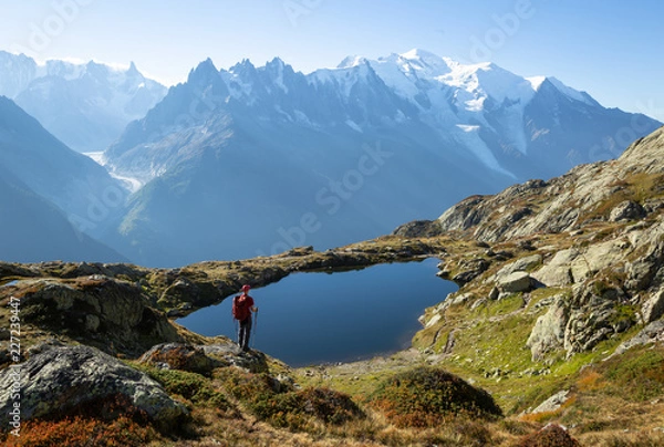 Fototapeta Turysta spoglądający na Lac des Cheserys na słynnym Tour du Mont Blanc w pobliżu Chamonix we Francji.