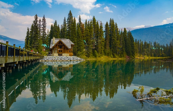 Fototapeta A house with a lake with reflection