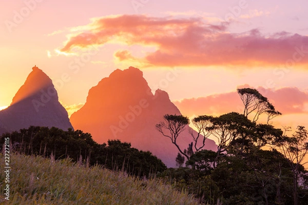 Obraz Zachód słońca piękny rajski krajobraz Mauritiusa. Mauritius natura widok kolorowe niebo i światło słońca. Góry z drzewami w pobliżu Port Louis na Mauritiusie.