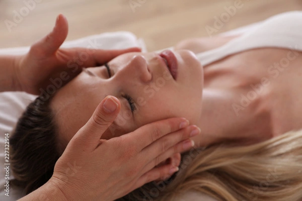Fototapeta Kobieta korzystająca z masażu głowy. Akupresura, leczenie reiki. Koncepcja relaksu i medycyny alternatywnej