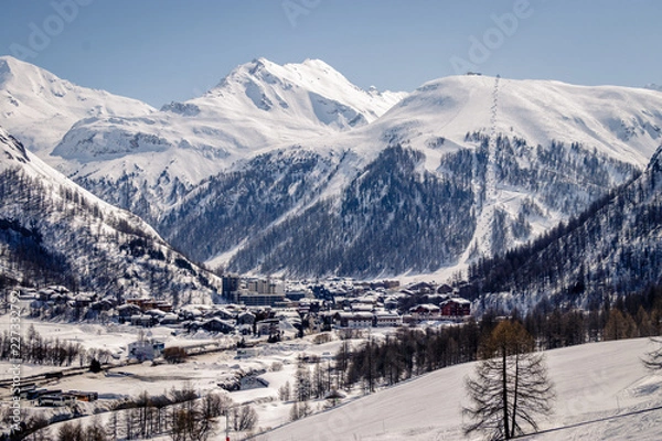 Fototapeta Views around Espace Killy the ski resorts of Tignes and Val D'Isere on a fantastic winter day in Februari. Espace Killy is a name given to a ski area in the Tarentaise Valley, Savoie in the French Alp
