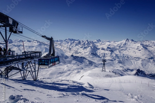 Fototapeta Gondola Grande Motte w Espace Killy w ośrodkach narciarskich Tignes i Val D'Isere. Espace Killy to nazwa terenu narciarskiego w dolinie Tarentaise w Sabaudii we francuskich Alpach