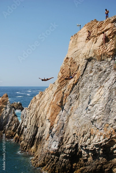 Obraz divers of la quebrada in acapulco mexico