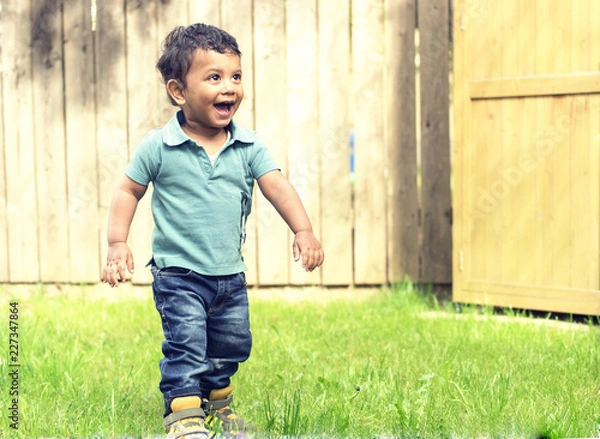 Obraz A small kid playing in graden
