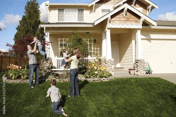 Obraz family in front of house