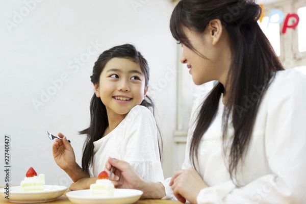 Fototapeta 誕生日を祝う母娘