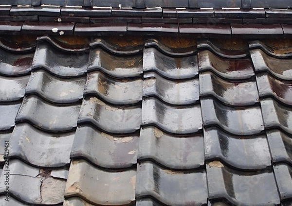 Obraz 雨に濡れた瓦屋根