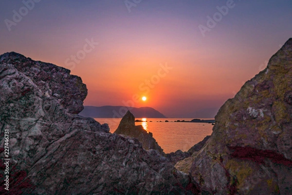 Obraz sunset in rocky beach 