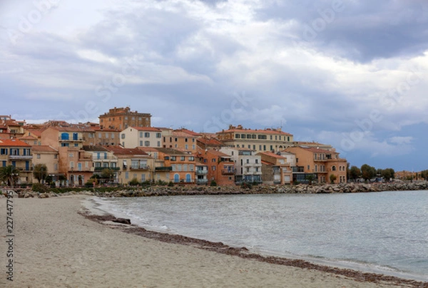 Fototapeta Häuser an der Küste von Korsika