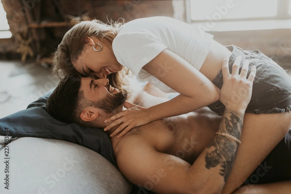 Obraz piękna kochająca para całuje w łóżku