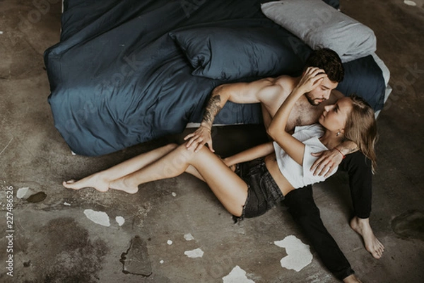 Obraz Piękna kochająca para całuje się w łóżku