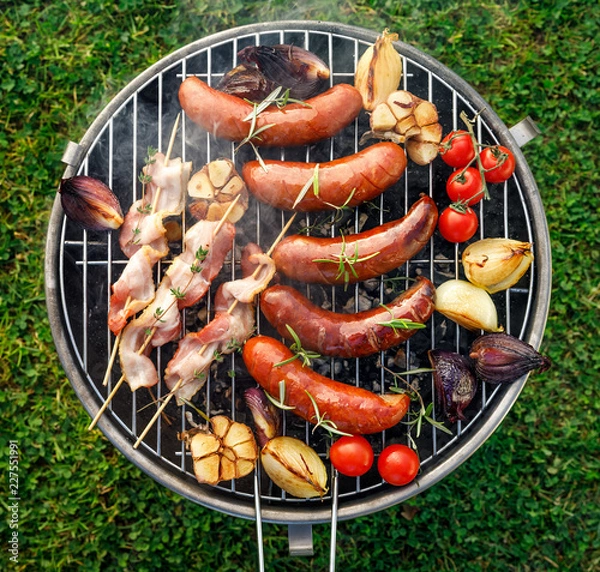 Obraz do sklepu mięsnego Jedzenie z grilla. Grillowana wieprzowina kiełbasa, bekon i warzywa na talerzu grill, widok z góry, odkryty. Grill, grill