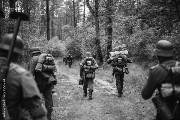 Obraz Re-enactors Dressed As German Infantry Soldiers In World War II 