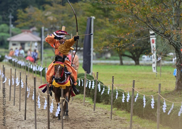 Fototapeta 流鏑馬祭りで弓を射る射手