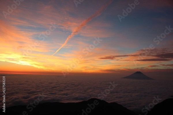 Fototapeta 夜明け前の雲海と富士山