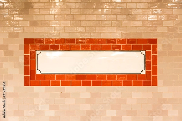 Fototapeta Biały panel z copyspace na kafelkowej ścianie