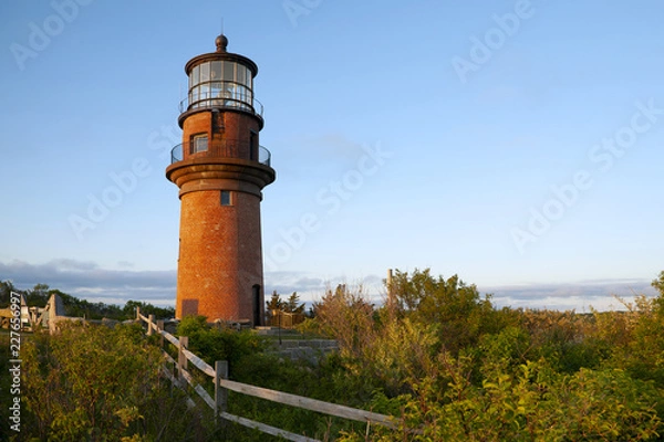 Obraz Drewniany płot w pobliżu ceglanej wieży latarni morskiej Aquinnah na Martha's Vineyard Island