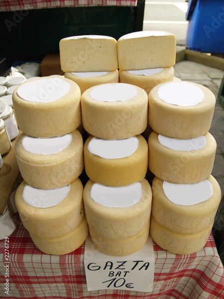 Fototapeta queso fresco de idiazabal en un mercado rural