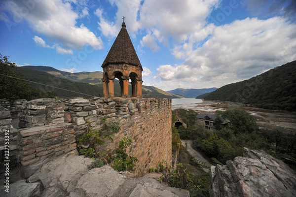 Obraz A castle complex Ananuri on the Aragvi River in Georgia