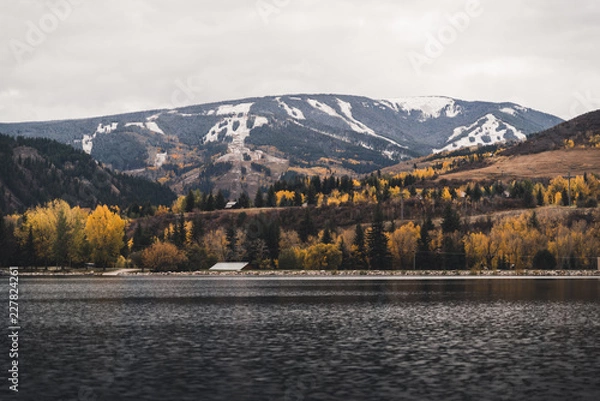 Fototapeta Beaver Creek seen from Nottingham Lake in Avon during Autumn. 