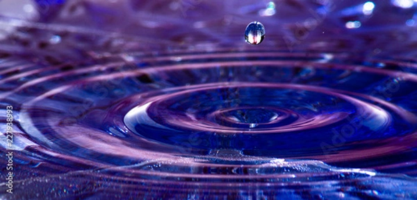 Obraz Wassertropfen in blaues Wasser mit Kugel