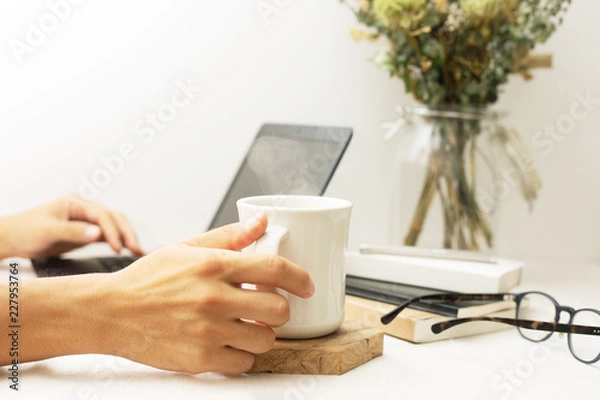 Obraz パソコン作業中にコーヒーを飲んで一服