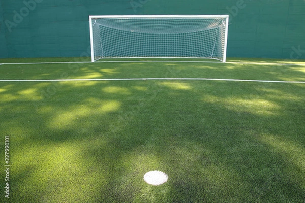 Fototapeta portería en un campo de fútbol de césped artificial