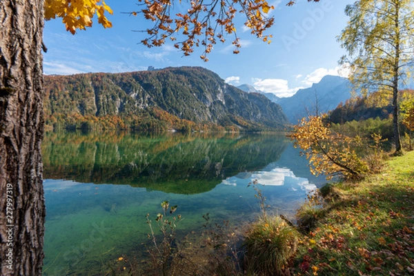 Fototapeta Almsee bei Sonnenuntergang mit bunten Laubbäumen und Herbstblättern, an einem wunderschönen Herbsttag