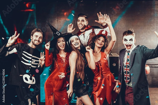 Fototapeta Portret młodych uśmiechniętych ludzi w przerażających kostiumach