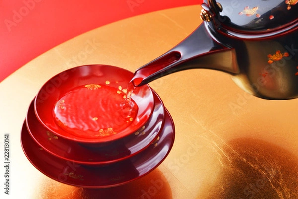 Fototapeta 祝い酒を朱盃で一献