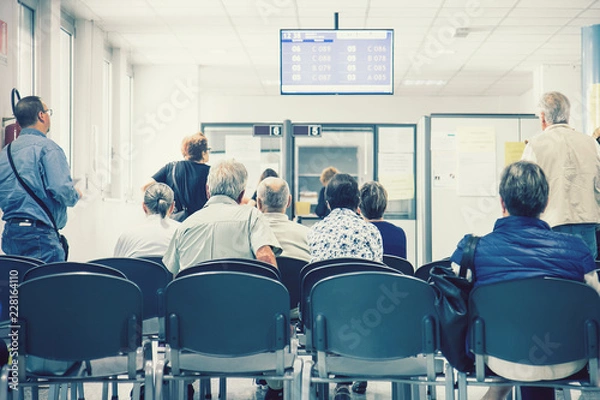 Obraz Czekam na kolejkę w szpitalu. Widok Z Tyłu Siedzącej Grupy Ludzi