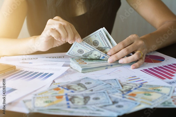 Fototapeta Businessmen are counting the dollar.
