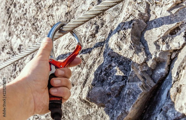 Obraz Karabiner in Stahlseil einhängt