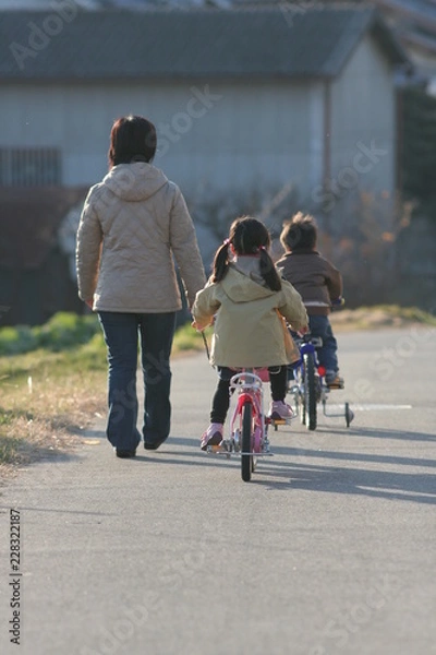 Obraz 夕方家に帰るお母さんと子供たち